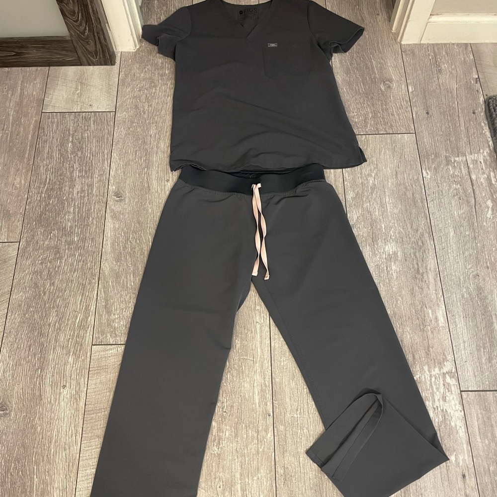 Figs LIMITED EDITION charcoal scrubs - small